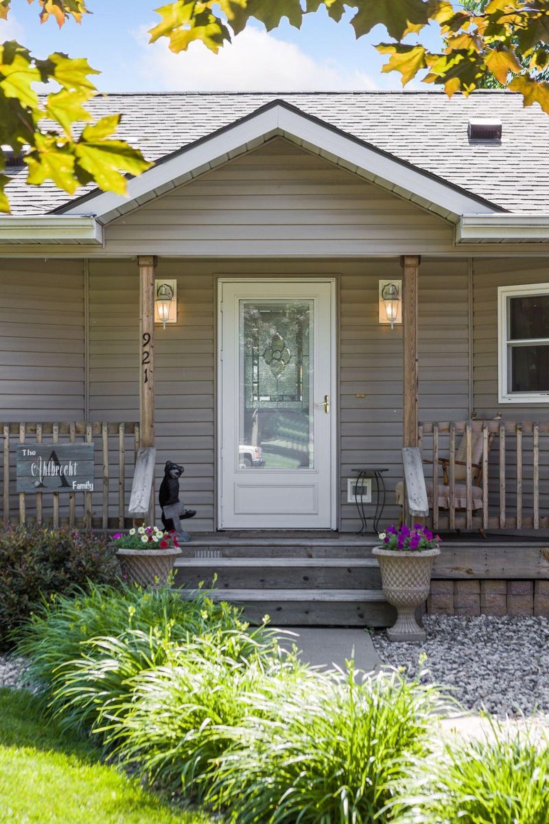 921 Dewey Ave, Gibbon, MN 55335