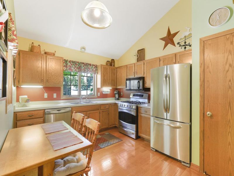 6424 Bracket Rd, Eden Prairie, MN 55346