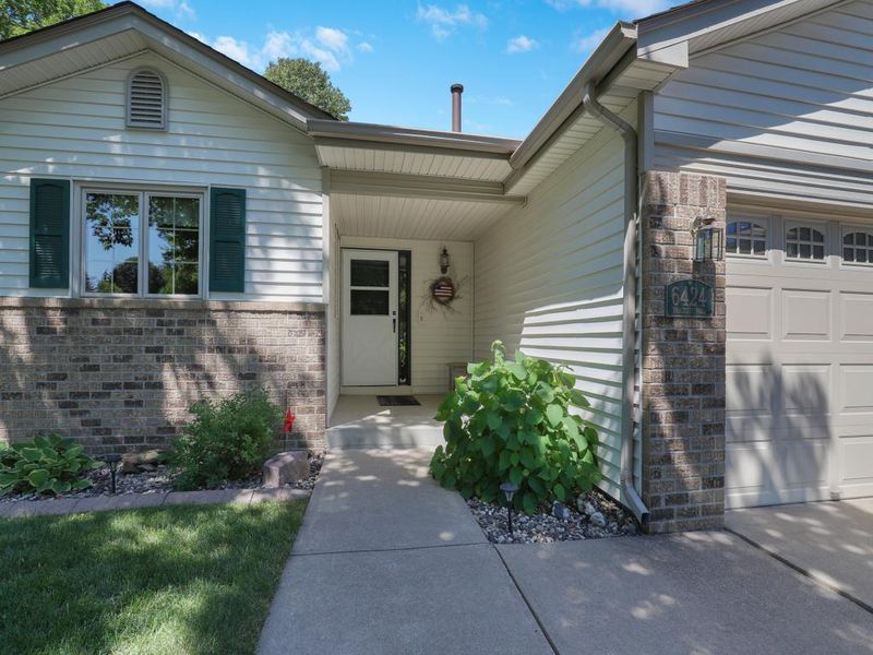 6424 Bracket Rd, Eden Prairie, MN 55346