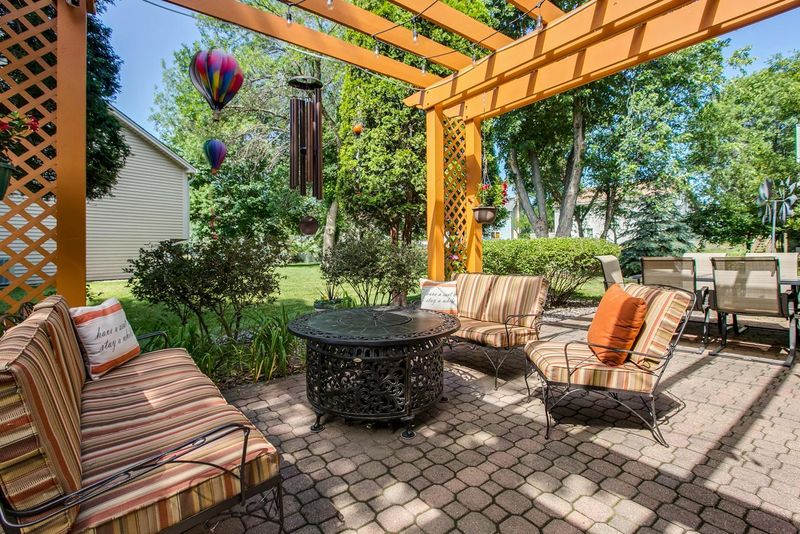 319 Oakhill Dr, Shoreview, MN 55126