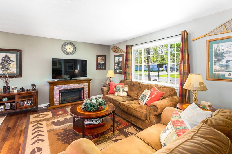 13 James Rd, Silver Bay, MN 55614
