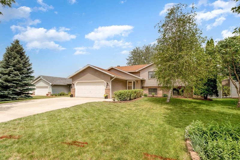 1033 Primrose Ln, Shakopee, MN 55379