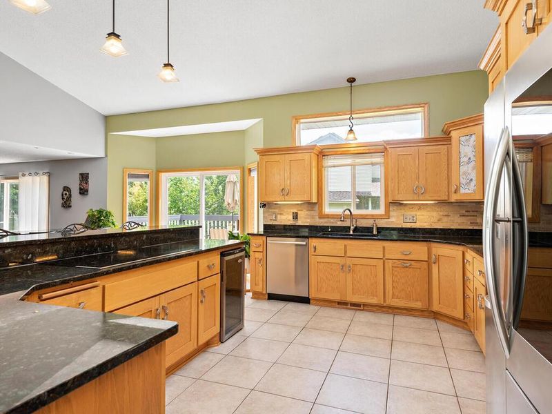 21404 Pointe Dr, Rogers, MN 55374