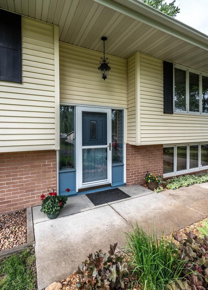1907 Sioux Ct, Burnsville, MN 55337