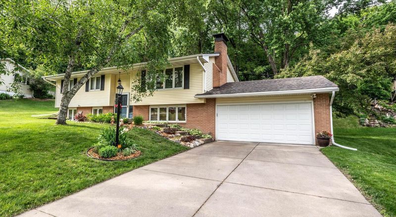 1907 Sioux Ct, Burnsville, MN 55337