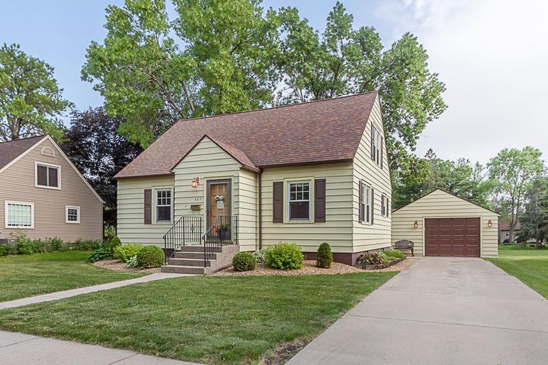 367 E Minnesota St, Le Center, MN 56057