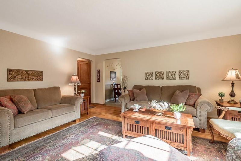 367 E Minnesota St, Le Center, MN 56057