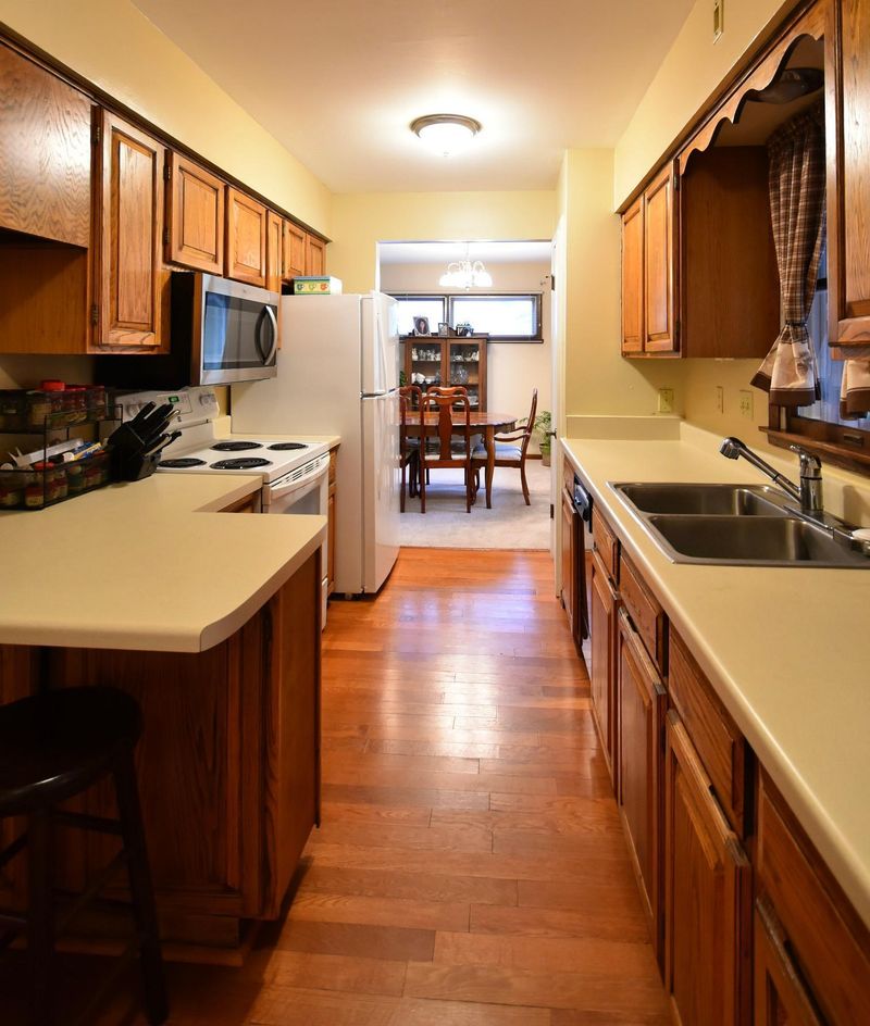 628 Pleasant Ave, Zumbrota, MN 55992