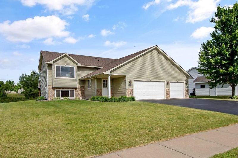 28620 Lakeside Dr, Lindstrom, MN 55045