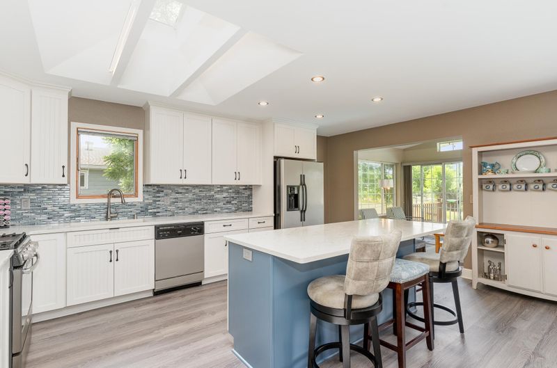 4812 142nd St W, Apple Valley, MN 55124