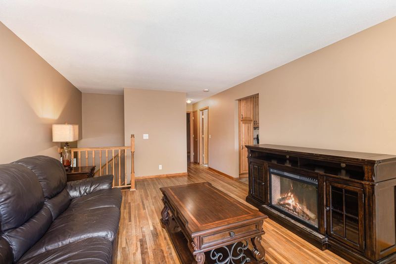 994 Elm Dr, Apple Valley, MN 55124
