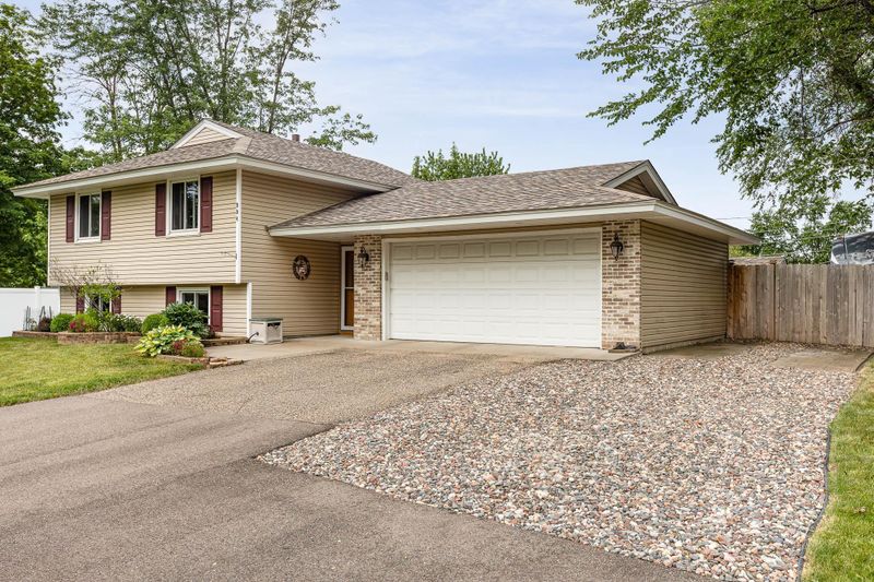 994 Elm Dr, Apple Valley, MN 55124