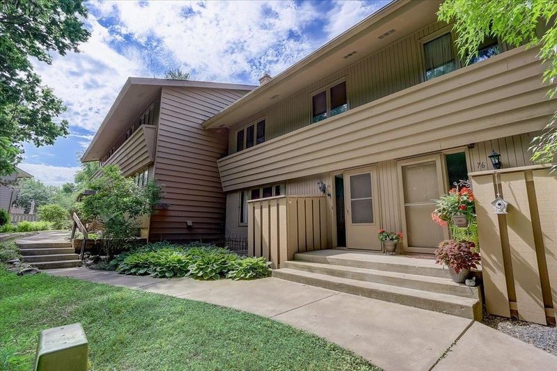 75 Walden St, Burnsville, MN 55337