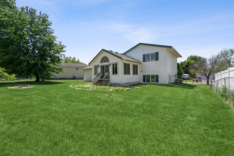 9260 Mockingbird Ln, Monticello, MN 55362