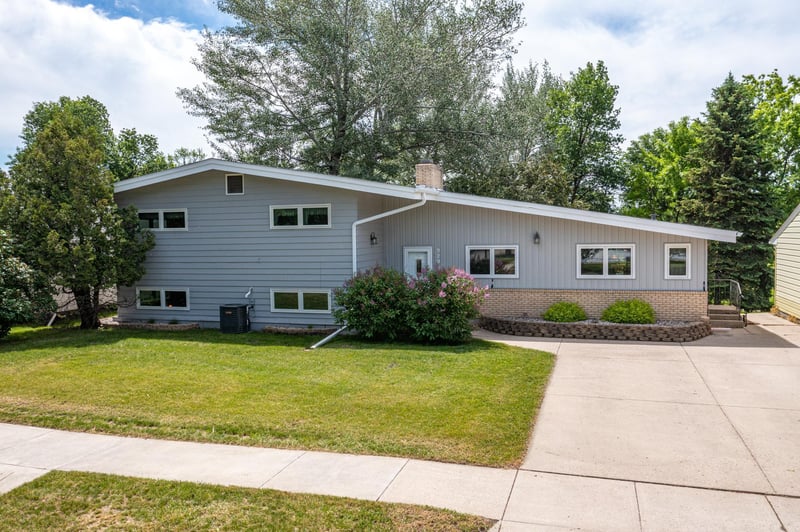 929 17th St NW, East Grand Forks, MN 56721