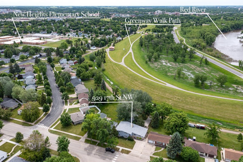 929 17th St NW, East Grand Forks, MN 56721
