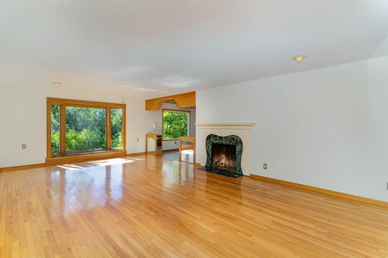 17 Meadow Ln, Dellwood, MN 55110