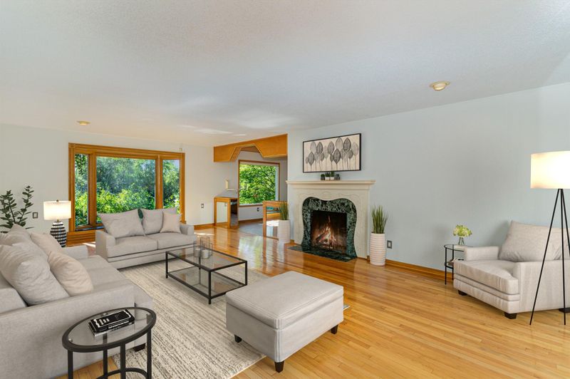 17 Meadow Ln, Dellwood, MN 55110