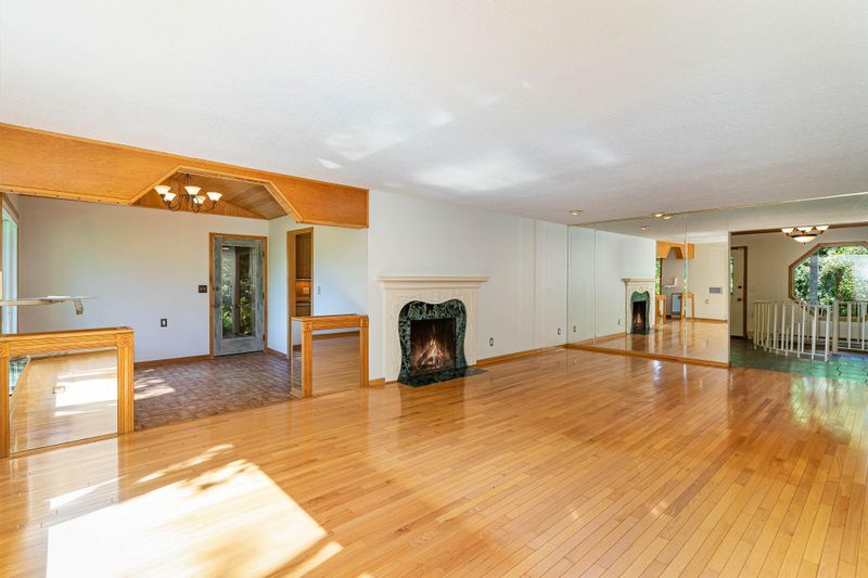 17 Meadow Ln, Dellwood, MN 55110