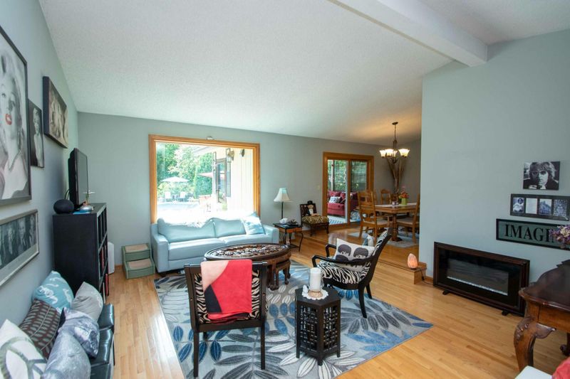 457 Mary St S, Maplewood, MN 55119