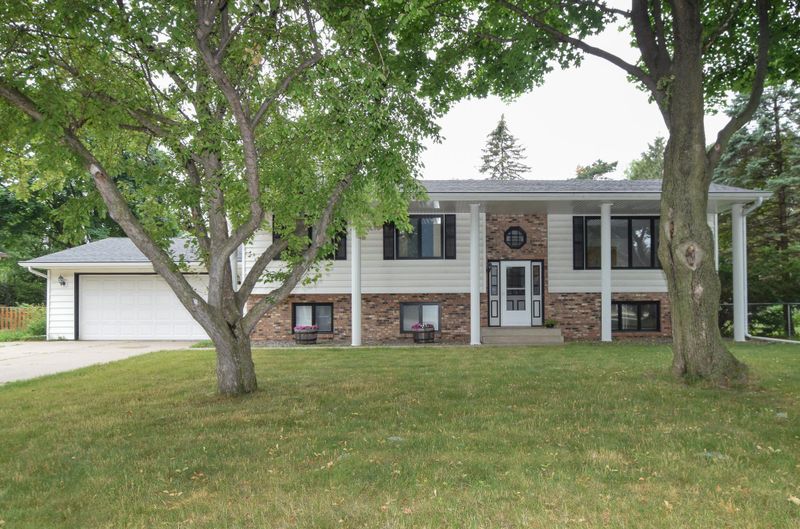 2499 Galtier Cir, Roseville, MN 55113