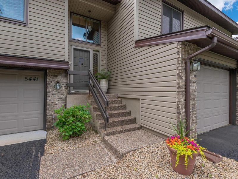 5441 Hyland Courts Dr, Bloomington, MN 55437