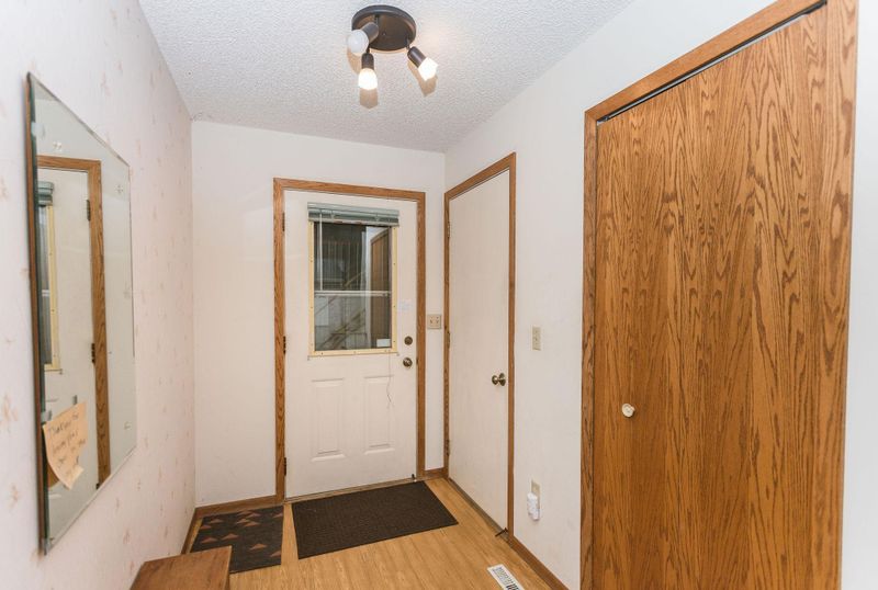 567 Skillman Ave E, Maplewood, MN 55117