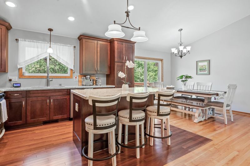 3340 Harmony Cir, Burnsville, MN 55337