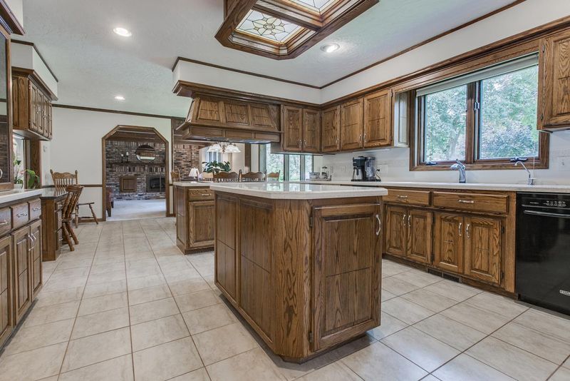 1475 Dawn Cir, Arden Hills, MN 55112