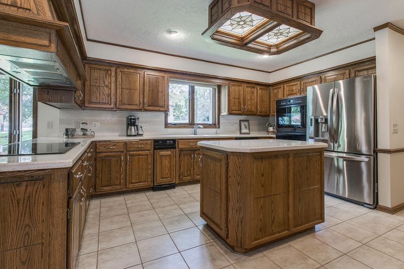 1475 Dawn Cir, Arden Hills, MN 55112