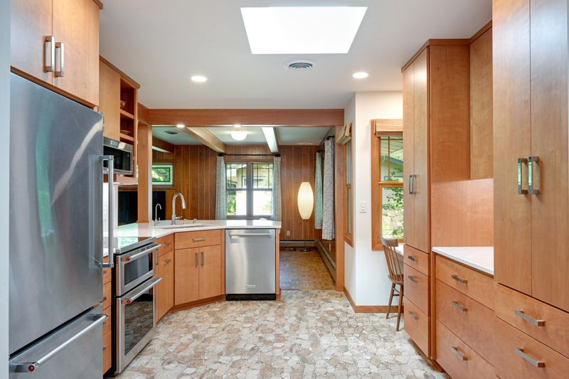 4221 Legend Ln, Golden Valley, MN 55422