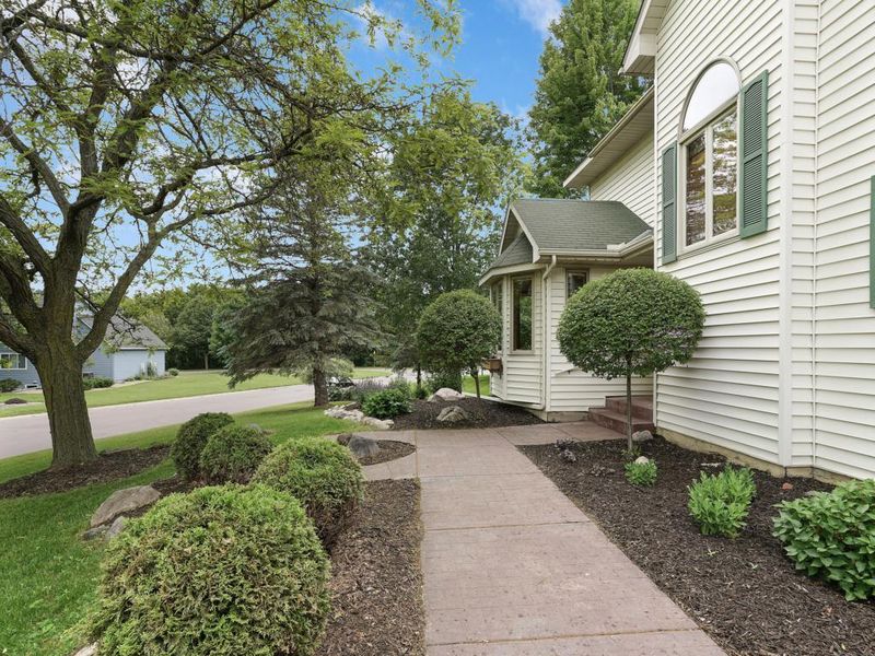 13820 Duluth Dr, Apple Valley, MN 55124