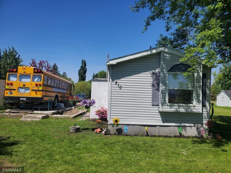 210 E Dakota Ave, Winger, MN 56592