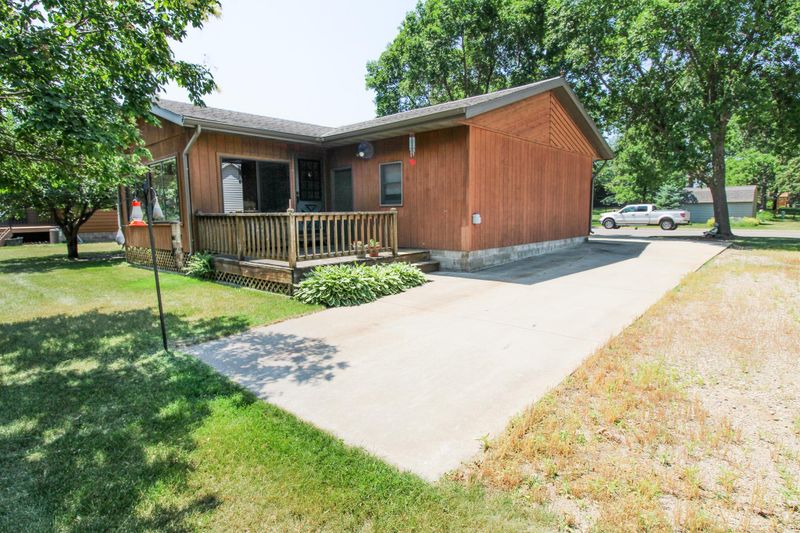 16 10th Ave SE, Melrose, MN 56352
