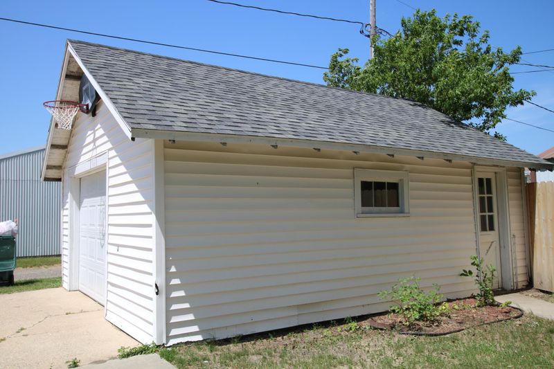 323 4th St SW, Staples, MN 56479