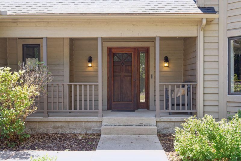 916 Palm Cir, Maplewood, MN 55109