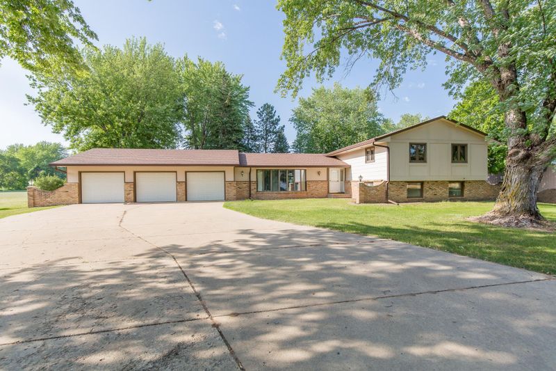 15920 Heather Dr, Carver, MN 55315