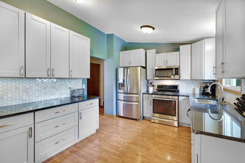 2955 Farrington St, Roseville, MN 55113