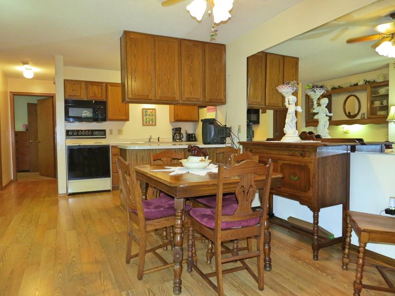 2323 Grenadier Ave N, Oakdale, MN 55128