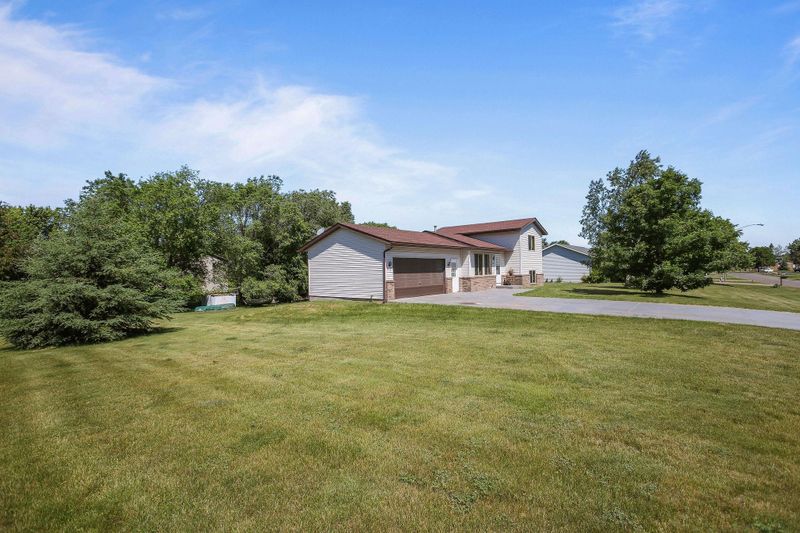 910 Southview Ave, Braham, MN 55006