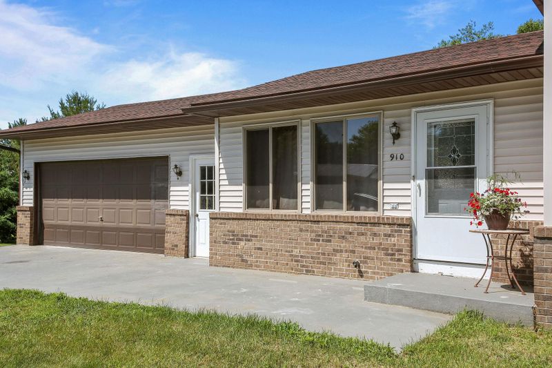 910 Southview Ave, Braham, MN 55006