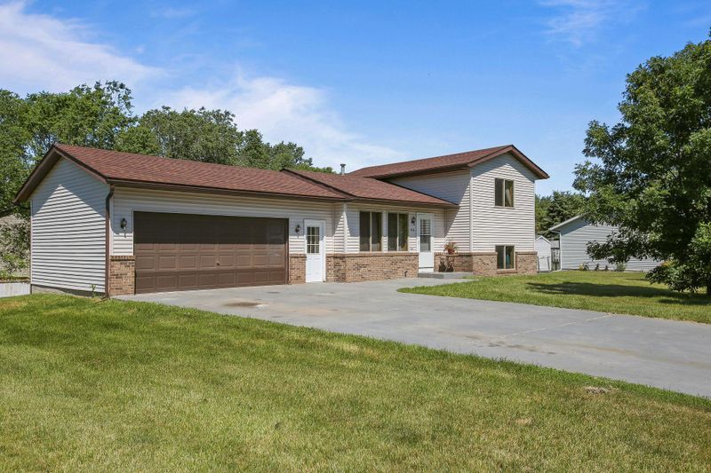 910 Southview Ave, Braham, MN 55006
