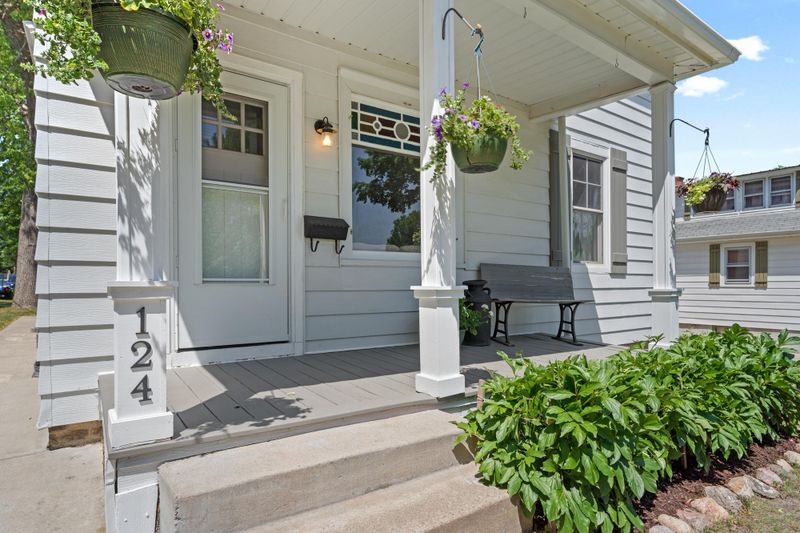 124 E 2nd St, Waconia, MN 55387