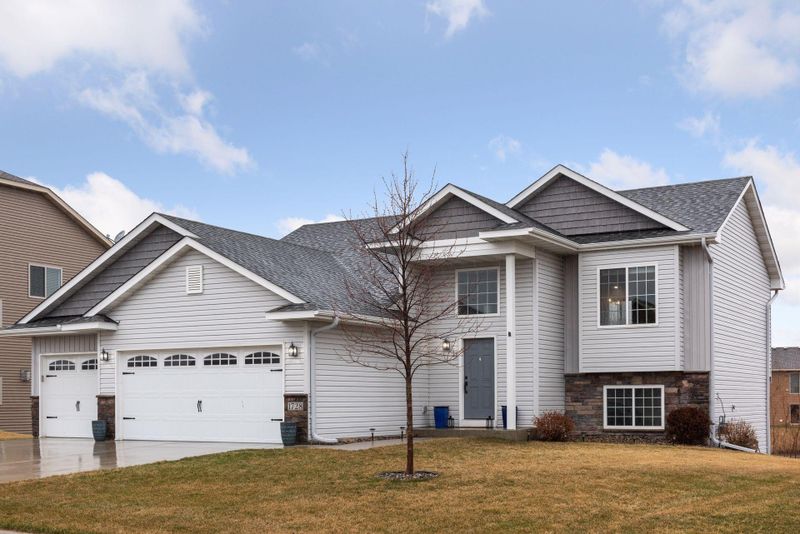 1728 Hidden Trl, Mayer, MN 55360