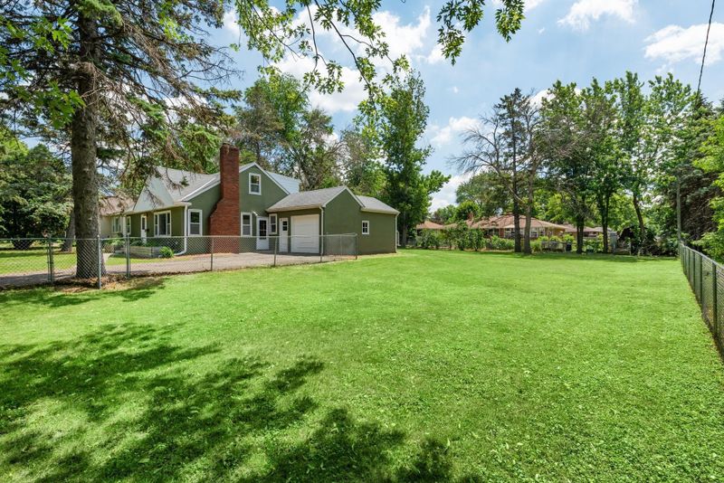 1454 Belmont Ln W, Roseville, MN 55113