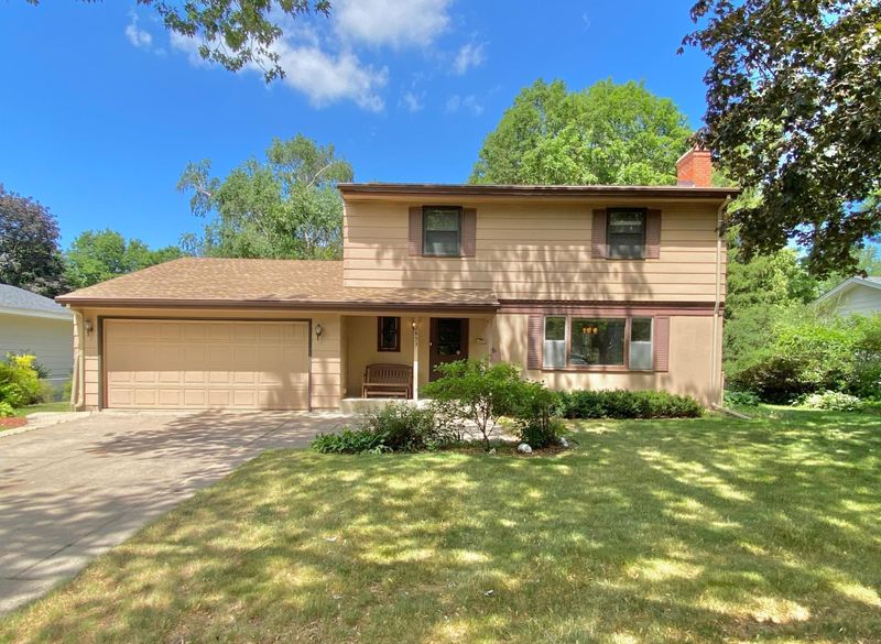 2453 Cohansey St, Roseville, MN 55113
