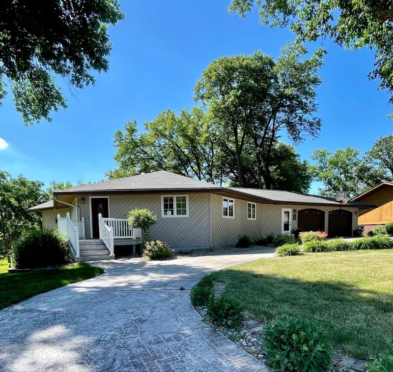 218 Oak Knoll Ct, Blue Earth, MN 56013