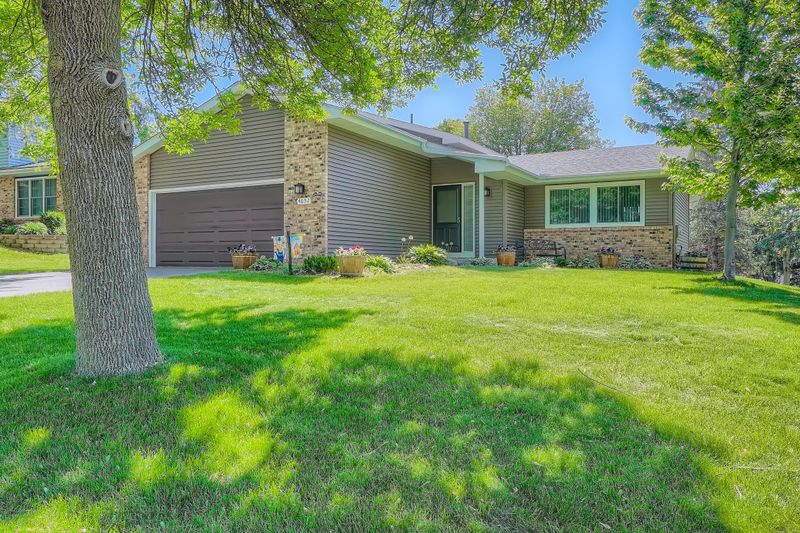 4652 Kingsbury Dr, Eagan, MN 55122
