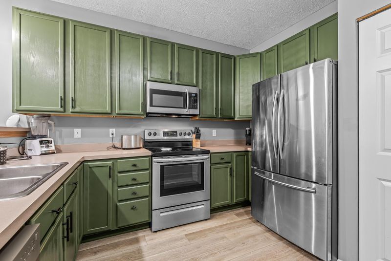 951 Providence Dr, Shakopee, MN 55379