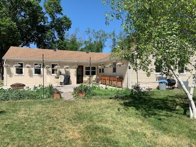 405 S 3rd St, Olivia, MN 56277